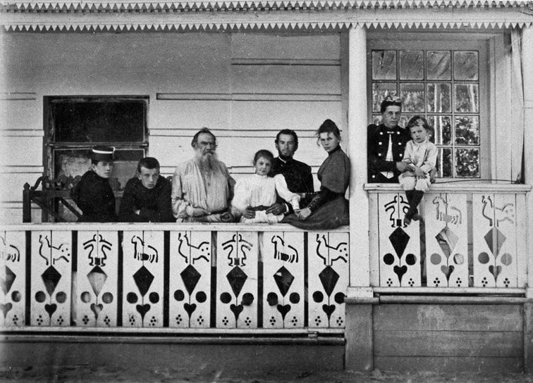 Лев Толстой в кругу семьи и гостей на крыльце дома в Ясной Поляне,1892