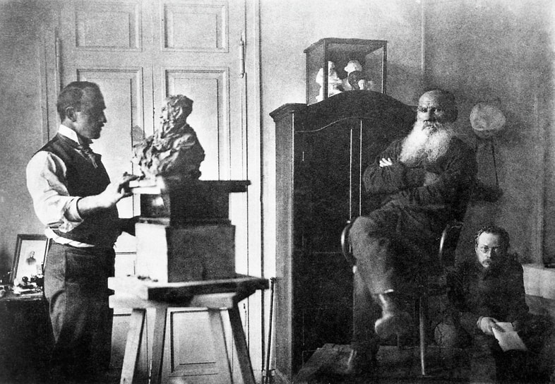 Скульптор Павел Трубецкой лепит бюст Льва Толстого в усадьбе писателя Ясная Поляна, 1899
