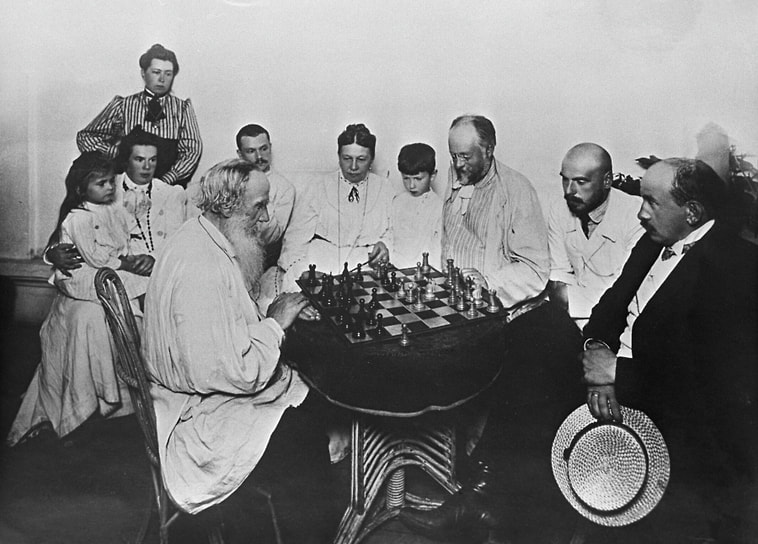 Лев Толстой за партией в шахматы. В центре — жена писателя Софья Толстая. Ясная Поляна, 1908
