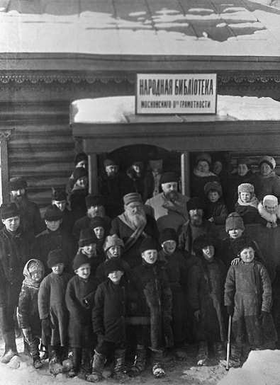 Лев Толстой на открытии народной библиотеки в Ясной Поляне, 1910