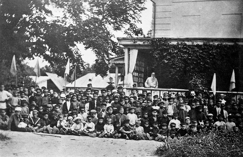 Лев Толстой в Ясной Поляне среди детей рабочих Тулы, 1907