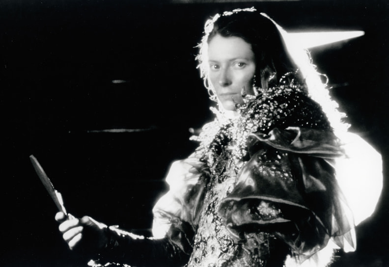 Вернувшись в Великобританию, поступила в женский колледж Нью-холл Кембриджского университета, изучала политологию и социологию. Играла в студенческом театре. Тогда же вступила в Коммунистическую, а позже в Шотландскую социалистическую партию, выступавшую за независимость Шотландии