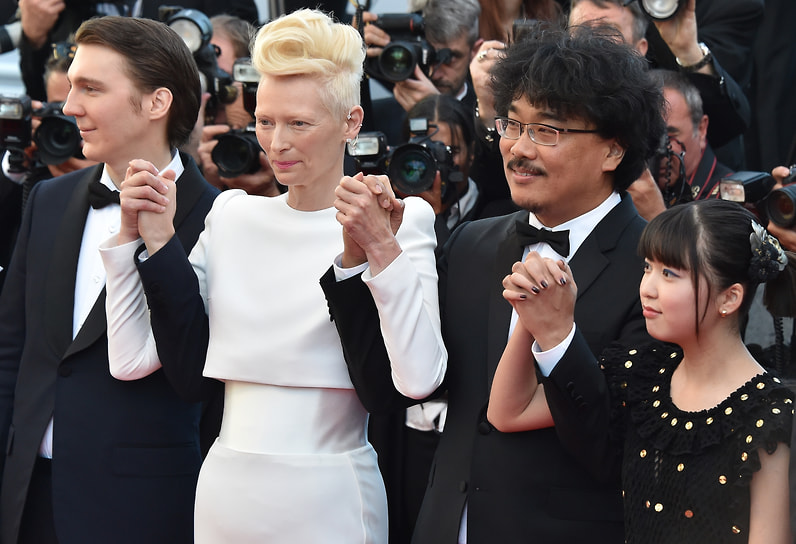 Слева направо: актеры Пол Дано, Тильда Суинтон, режиссер Пон Чжун Хо и актриса Ан Со-хен перед началом показа фильма фильма «Окча» на Каннском кинофестивале, 2017 год