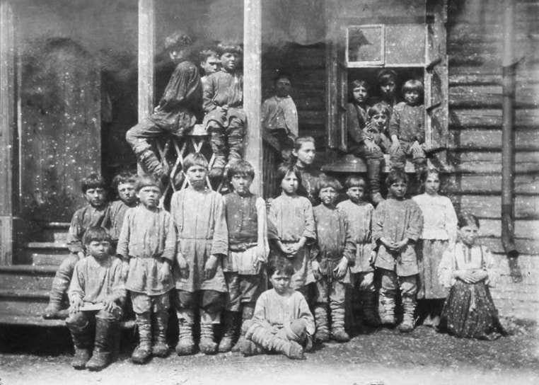 Крестьянские дети у крыльца сельской школы в Ясной Поляне, 1875