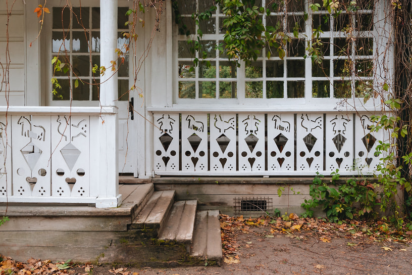 Резьба на летней террасе, пристроенной к дому Толстых в Ясной Поляне в 1892-м