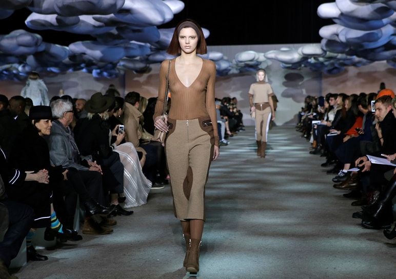 Весной 2014 года дебютировала на Неделе моды в Нью-Йорке. Модель демонстрировала коллекцию дизайнера Марка Джейкобса