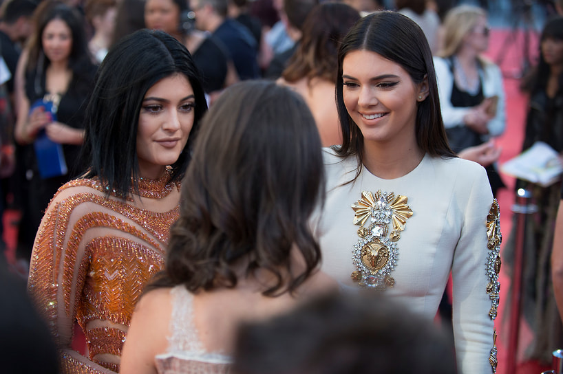 В 2014 году по приглашению дизайнера Карла Лагерфельда стала лицом новой коллекции модного дома Chanel
&lt;BR>На фото: Кендалл и Кайли Дженнер на вручении наград MuchMusic Video Awards в Торонто, 2014 год