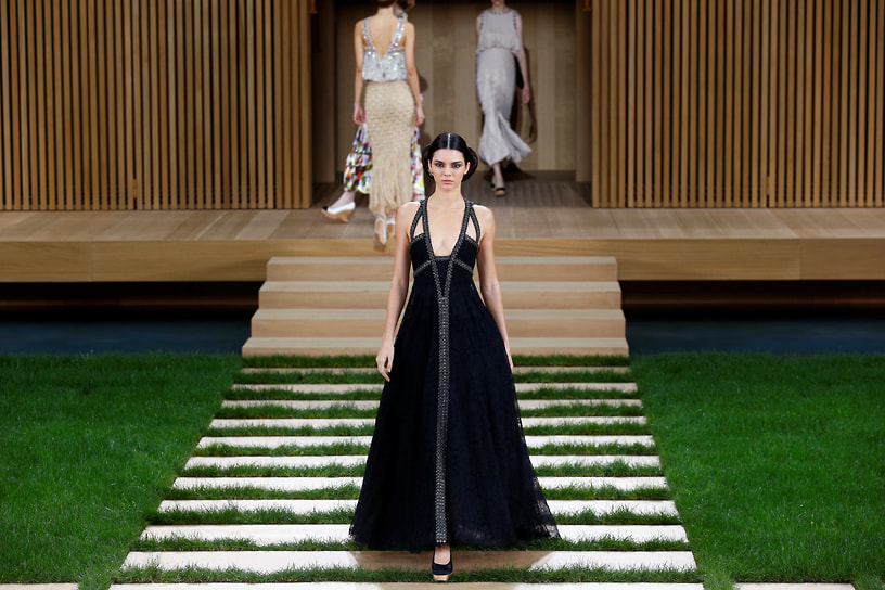 «Я всегда мыслю негативно. Я не хочу сидеть и делать вид, будто все идеально. Такова жизнь, и я думаю, что всегда буду испытывать подобные чувства»
&lt;BR>На фото: на презентации коллекции бренда Chanel в Париже, 2016 год 