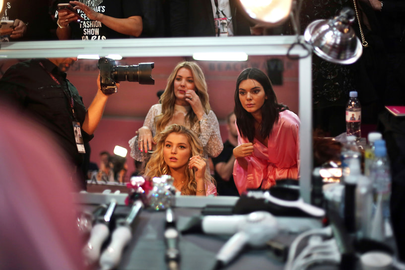 Модели Кендалл Дженнер и Марта Хант (сидит) готовятся к показу бренда Victoria&#39;s Secret в Париже, 2016 год