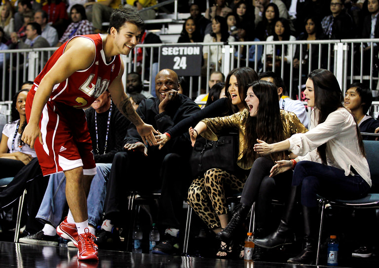 Слева направо: телеведущий Роб Кардашян (в баскетбольной форме), баскетболист Ламар Одом и сестры Хлоя Кардашян, Кендалл и Кайли Дженнер на матче BBVA All-Star Celebrity в Лос-Анджелесе, 2011 год