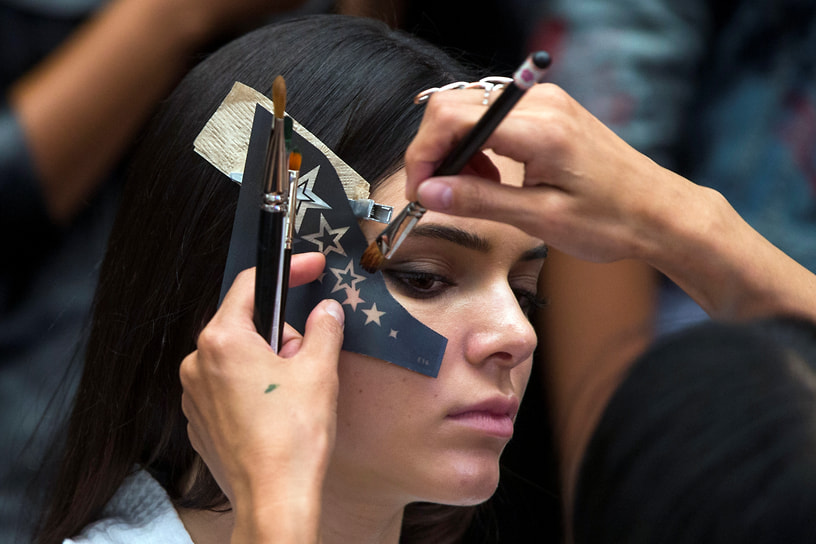 Модель готовится к показу коллекции бренда Tommy Hilfiger на Неделе моды в Нью-Йорке, 2014 год