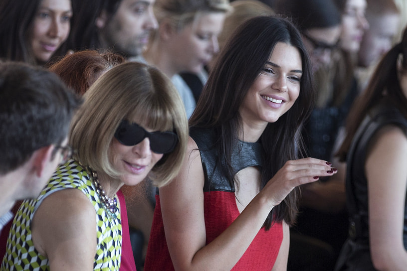 С главным редактором американского журнала Vogue Анной Винтур на показе коллекции бренда Calvin Klein на Неделе моды в Нью-Йорке, 2015 год 