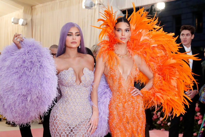 Модели Кайли (слева) и Кендалл Дженнер на балу Института искусства костюма Met Gala в нью-йоркском музее Метрополитен, 2019 год