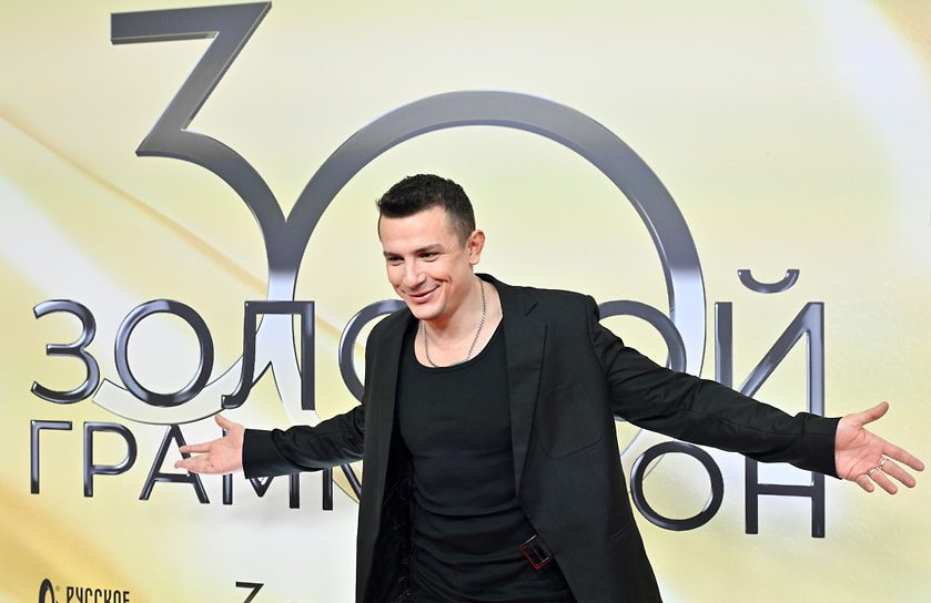 Певец NЮ (Юрий Николаенко) на вручении музыкальной премии «Золотой Граммофон» на «ВТБ Арене»