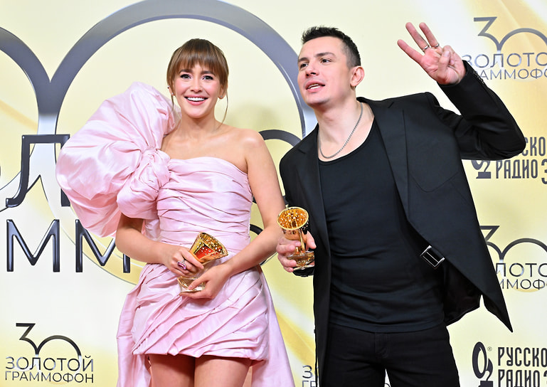 Певцы Асия (Анастасия Алентьева) и NЮ (Юрий Николаенко) на вручении музыкальной премии «Золотой Граммофон» на «ВТБ Арене»