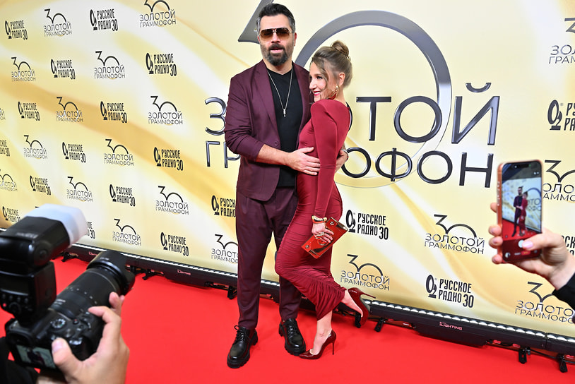 Певцы Алексей Чумаков и Юлия Ковальчук на вручении музыкальной премии «Золотой Граммофон» на «ВТБ Арене»
