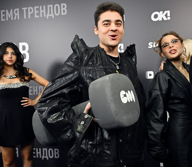 Блогеры Аля Еникеева (справа) и Эмиль Иманов на вручении музыкальной премии Жара Media Awards на Live Арене