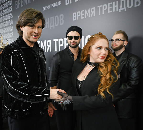 Слева направо: певец Прохор Шаляпин, участники группы Goroda Олег Глухов, Екатерина Ковская и Владимир Идиатуллин на вручении музыкальной премии Жара Media Awards на Live Арене