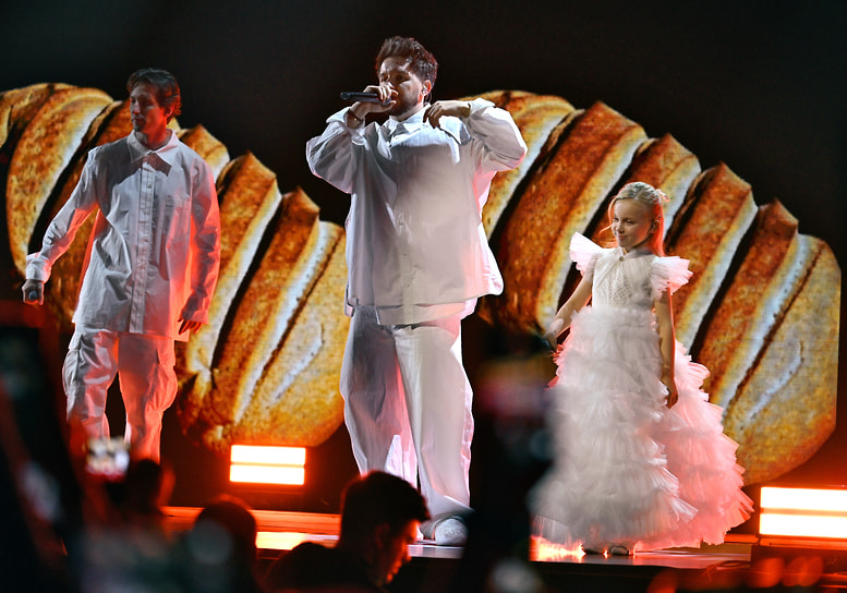 Участник группы «Хлеб», блогер Денис Кукояка с дочерью Василисой на вручении музыкальной премии Жара Media Awards на Live Арене