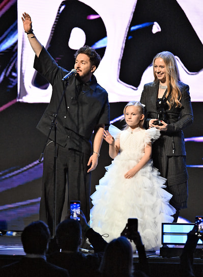 Участник группы «Хлеб», блогер Денис Кукояка с супругой Еленой и дочерью Василисой на вручении музыкальной премии Жара Media Awards на Live Арене