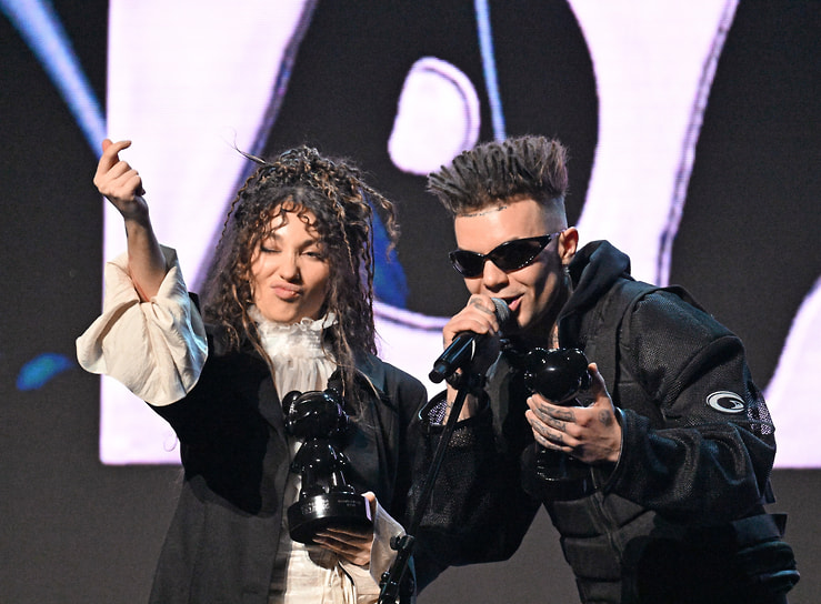 Хип-хоп-исполнитель Элджей (Алексей Узенюк) и певица ANIKV (Анна Онанова) на вручении музыкальной премии Жара Media Awards на Live Арене