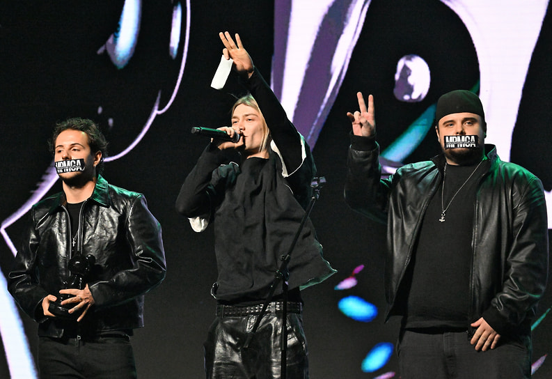 Слева направо: участники группы «Гламур» Артем Шиловец, Никита Коробыко и Егор Юницкий на вручении музыкальной премии Жара Media Awards на Live Арене