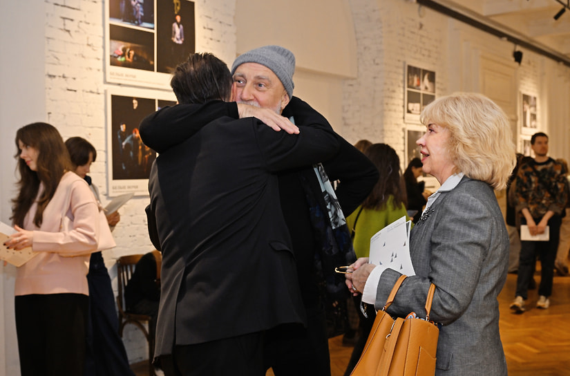 Театральный продюсер Марина Ревякина (справа) и художник Павел Каплевич (в центре) перед премьерой балета «Ионеско» в московском Театре имени Ермоловой
