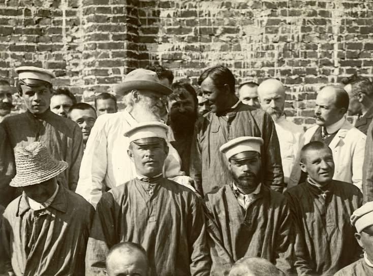 Ο Λέων Τολστόι (δεύτερος από αριστερά στη δεύτερη σειρά) και ο Ντούσαν Μακοβίτσκι (δεύτερος από δεξιά) μεταξύ των ασθενών και των γιατρών του Περιφερειακού Ψυχιατρικού Νοσοκομείου του Τρόιτσκ, Ιούνιος 1910