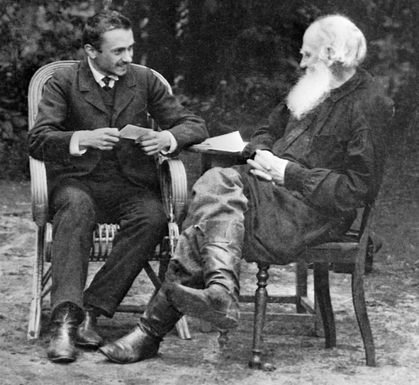 Ο Λέων Τολστόι (δεξιά) και ο γραμματέας του Βαλεντίν Μπουλγκάκοφ τακτοποιούν την πρωινή αλληλογραφία, 29 Ιουνίου 1910