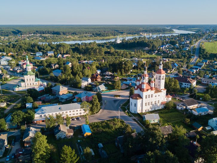 Вид на Тотьму. Церковь Входа Господня в Иерусалим (справа), 1794, и церковь Рождества Христова, 1746