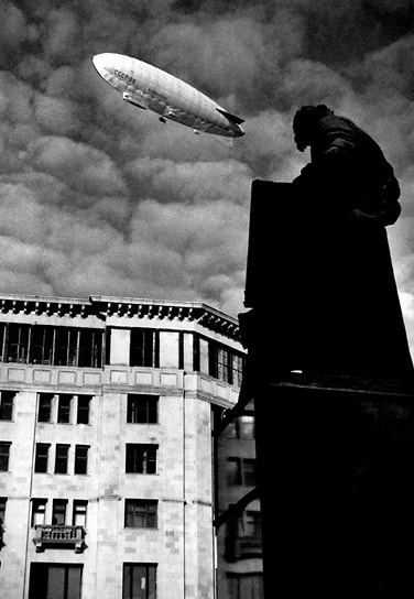 Яков Халип. «Памятник Ивану Федорову. Дирижабль СССР-В-6», 1935