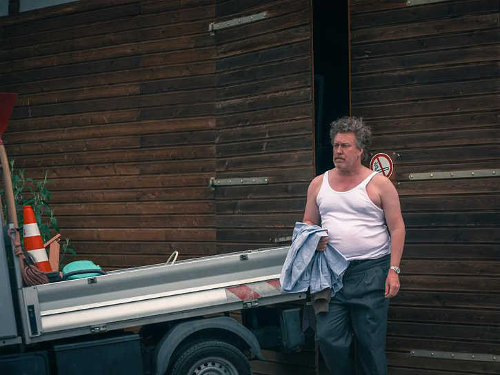 Кадр из сериала «С ног на голову: хаос на кладбище», режиссер Кристофер Шир, 2025