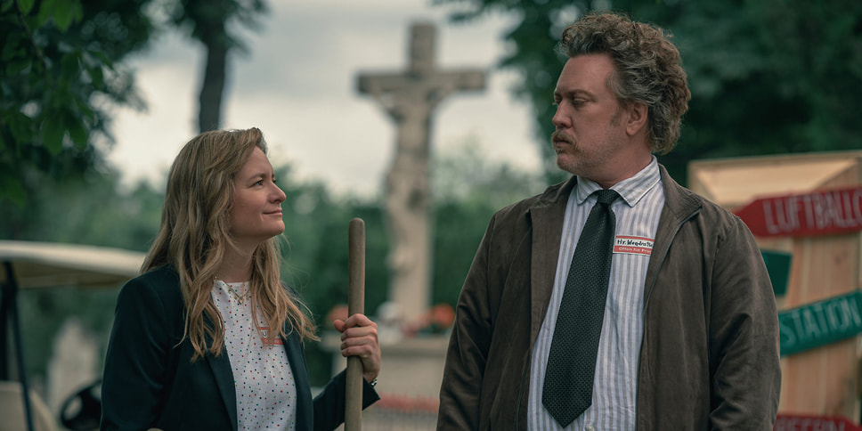 Кадр из сериала «С ног на голову: хаос на кладбище», режиссер Кристофер Шир, 2025
