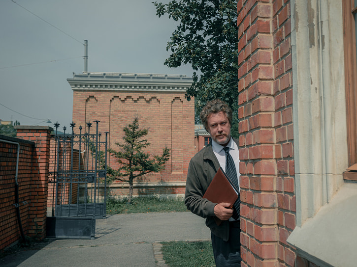 Кадр из сериала «С ног на голову: хаос на кладбище», режиссер Кристофер Шир, 2025