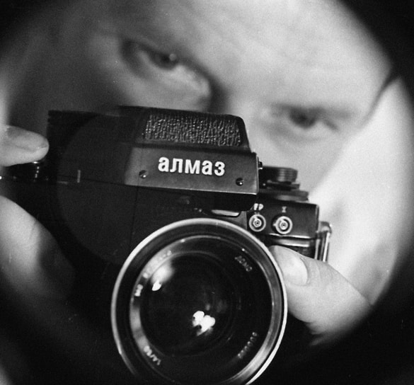 Инженер Ленинградского оптико-механического объединения (ЛОМО) испытывает фотокамеру «Алмаз», 1981
