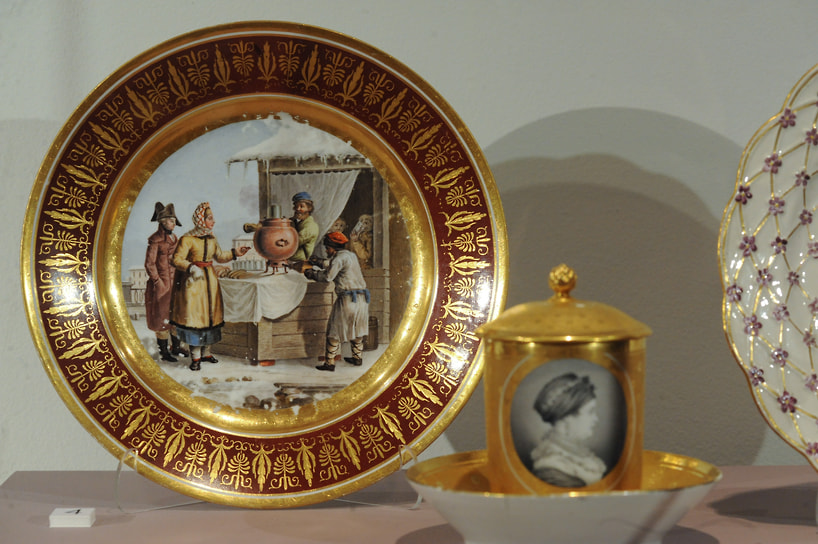 Тарелка «Сбитенщик» из Гурьевского сервиза, начало 1810-х