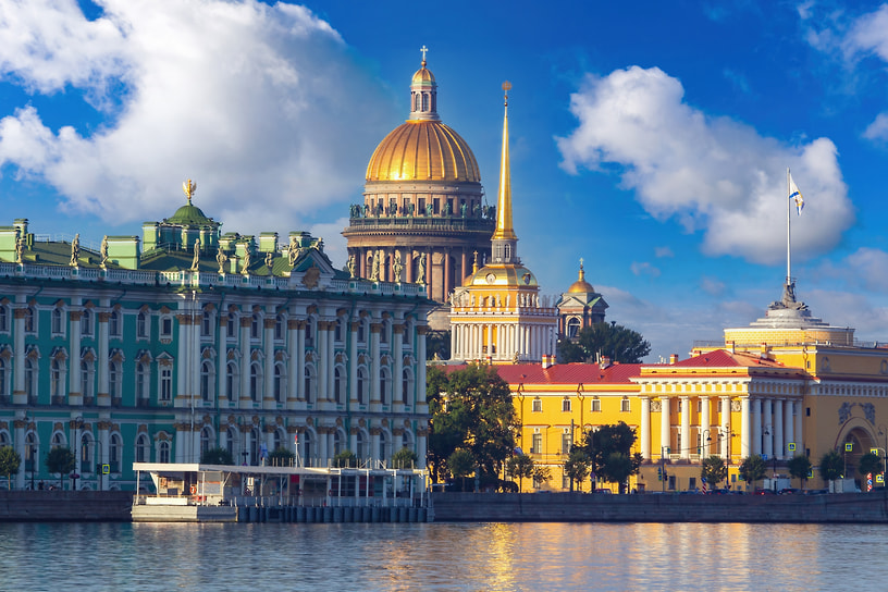 Слева направо: Зимний дворец (1754–1762), Исаакиевский собор (1818–1858) и Адмиралтейство (1704–1706)