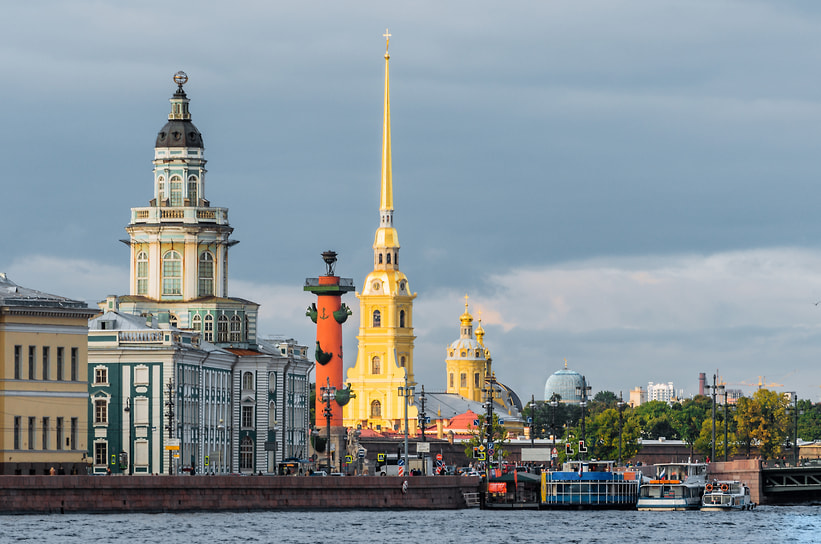 Слева направо: Кунсткамера (1718–1734), Ростральная колонна (1805–1810) и Петропавловская крепость (1703)