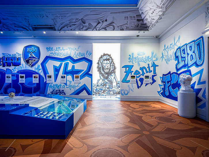 Экспозиция выставки «Зенит. Петербург. 100 лет» в пространстве «Севкабель Порт»