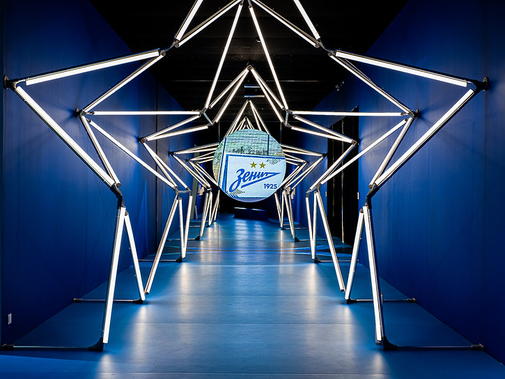 Экспозиция выставки «Зенит. Петербург. 100 лет» в пространстве «Севкабель Порт»