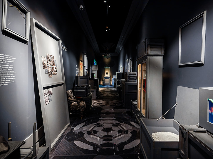 Экспозиция выставки «Зенит. Петербург. 100 лет» в пространстве «Севкабель Порт»