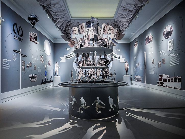 Экспозиция выставки «Зенит. Петербург. 100 лет» в пространстве «Севкабель Порт»