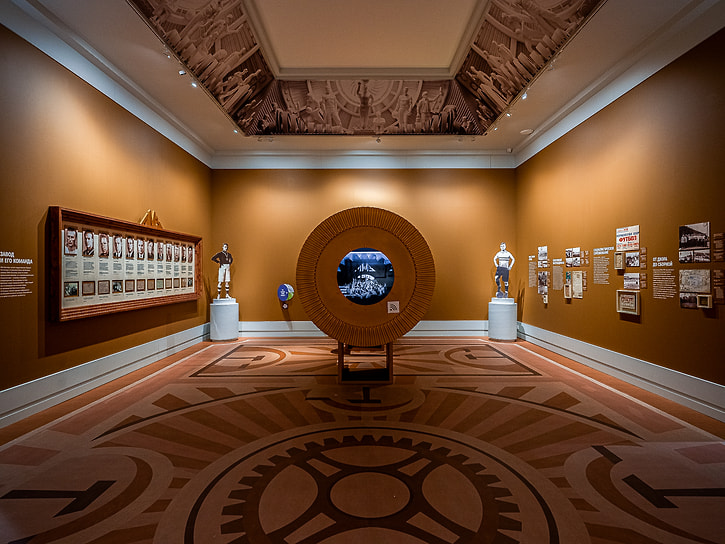 Экспозиция выставки «Зенит. Петербург. 100 лет» в пространстве «Севкабель Порт»