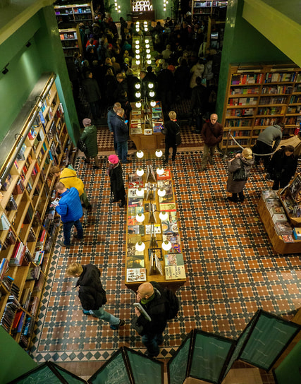 Посетители в магазине «Дом книги», вновь открытом в Доме Зингера после реставрации