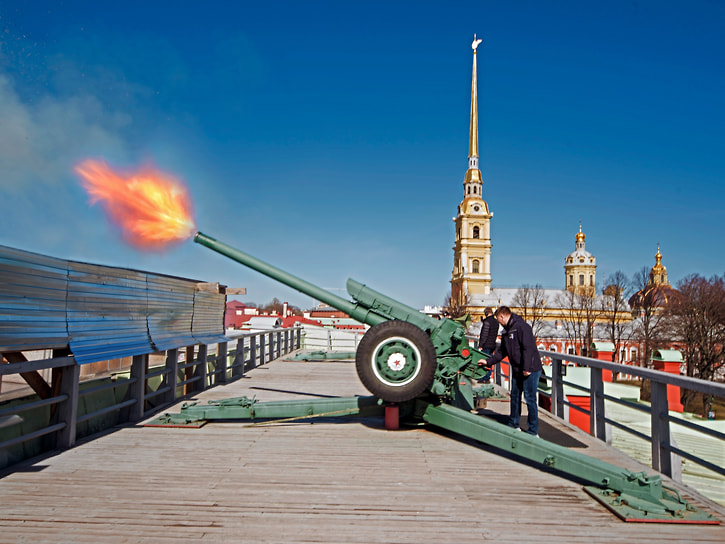 Полуденный выстрел из пушки Петропавловской крепости в исполнении космонавта-испытателя Александра Гребенкина во время празднования Дня космонавтики, 2025