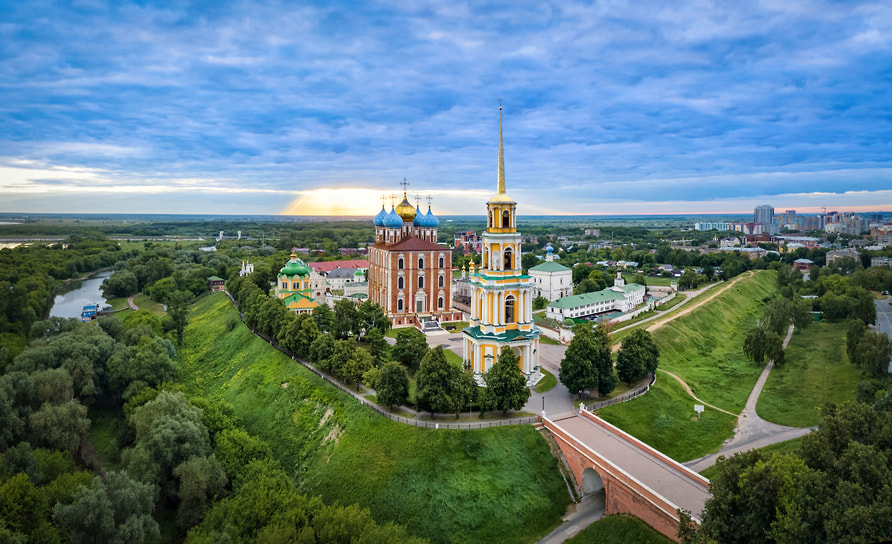 Успенский собор и колокольня кремля в Рязани