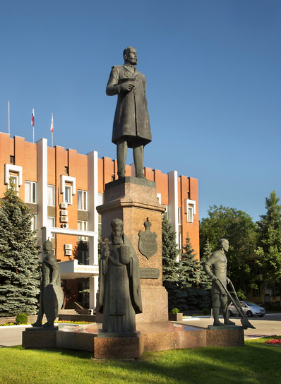 Памятник Петру Столыпину перед зданием областной думы в Саратове