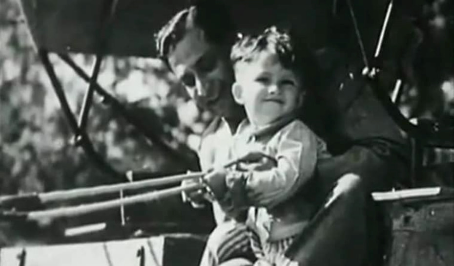 Салман Рушди с отцом Анисом Ахмедом Рушди, 1950-е