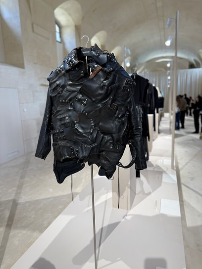 Экспозиция выставки Balenciaga by Demna в Париже