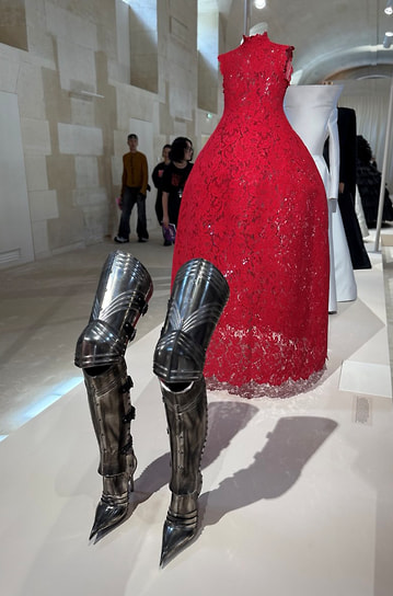 Экспозиция выставки Balenciaga by Demna в Париже